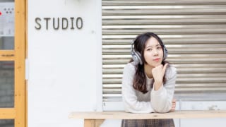 ヘッドフォンで音楽を聴きながら日本での生活を楽しむ