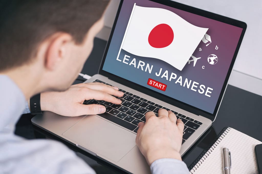 パソコンで日本語を勉強をする外国人