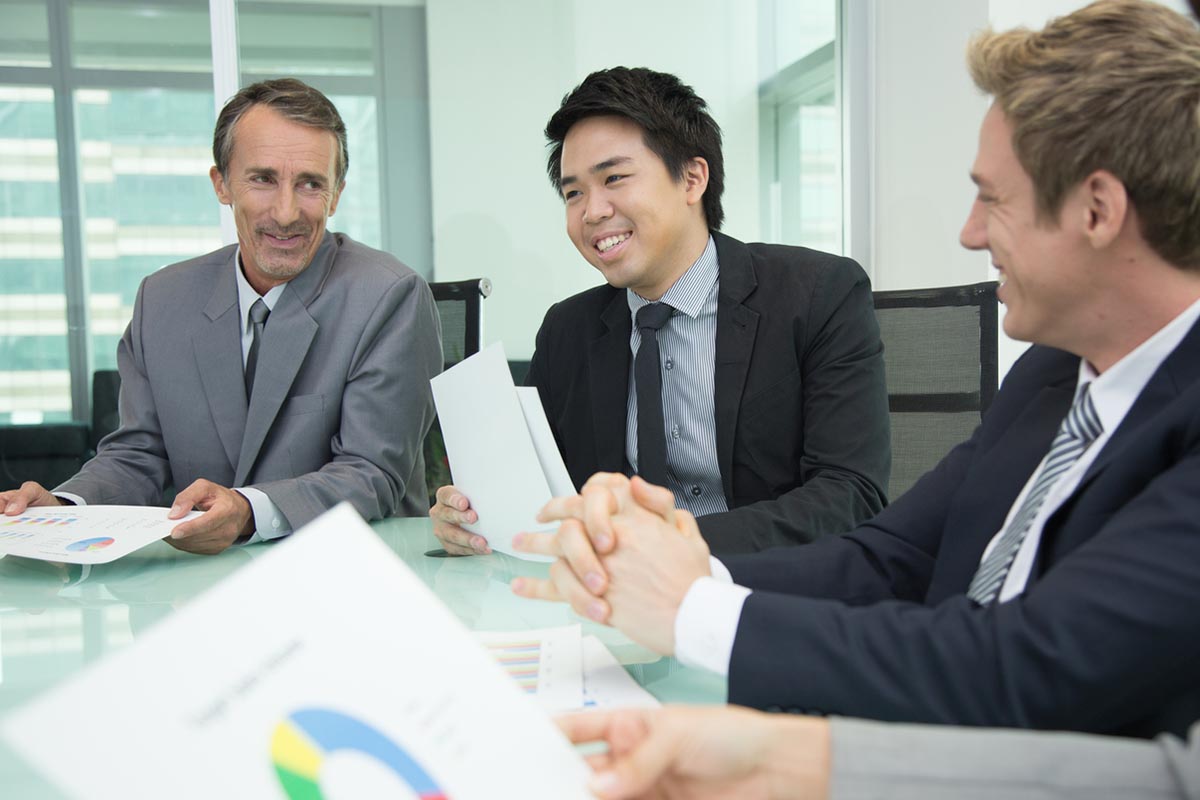 ミーティングに参加する外国人従業員と日本人男性