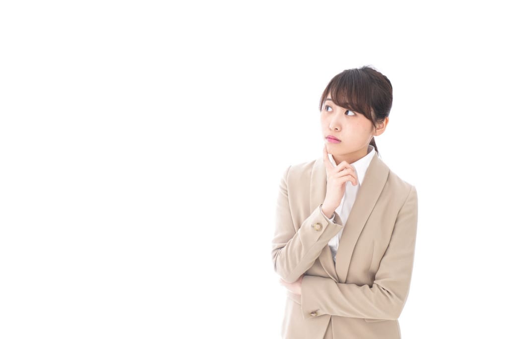 疑問を持つ女性のイメージ