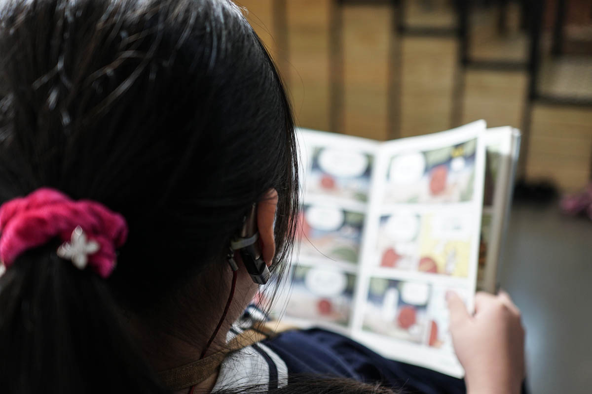 漫画を読む中国人女性
